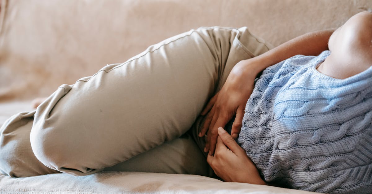 découvrez l'univers fascinant du langage corporel et apprenez à déchiffrer les gestes, postures et expressions qui révèlent les véritables émotions et intentions des interlocuteurs. améliorez vos compétences en communication et enrichissez vos interactions personnelles et professionnelles grâce à ces conseils pratiques et captivants.