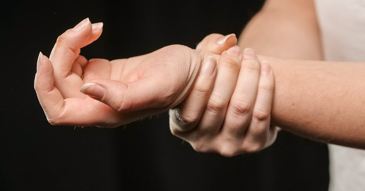 découvrez l'art du langage corporel : apprenez comment lire les gestes, expressions et postures pour mieux comprendre les émotions et intentions des autres. améliorez vos interactions sociales grâce à des conseils pratiques et des astuces sur le body language.
