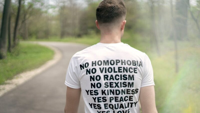Comment la psychologie examine-t-elle l’homophobie ?