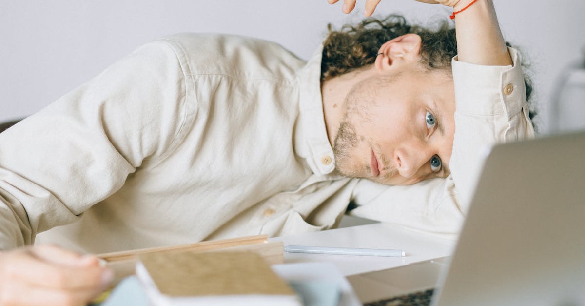 découvrez le syndrome de l'imposteur, ce sentiment d'insécurité qui pousse de nombreuses personnes à douter de leurs compétences. apprenez à reconnaître ses symptômes, à comprendre ses origines, et explorez des stratégies efficaces pour surmonter cette situation afin de retrouver confiance en vous et valoriser vos succès.