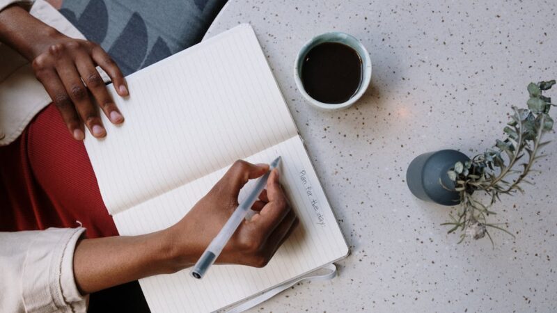 Comprendre les pensées intrusives : 6 stratégies pour les maîtriser