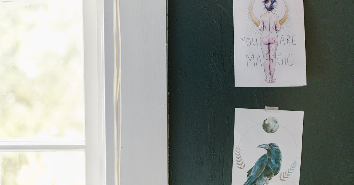 découvrez comment l'influence des pairs façonne nos choix et comportements. explorez les mécanismes psychologiques derrière la pression sociale et apprenez à naviguer dans les dynamiques interpersonnelles de manière positive.