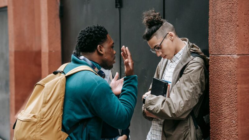 Comment la psychologie étudie-t-elle l’influence des pairs ?