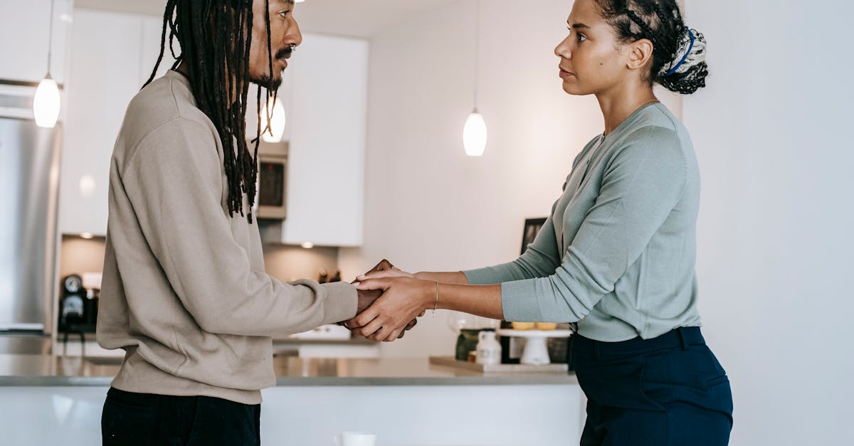 découvrez l'univers de la psychanalyse, une discipline qui explore l'inconscient et les mécanismes psychologiques à l'origine de nos comportements. plongez dans les théories de freud et des psychanalystes contemporains, et comprenez comment cette approche peut vous aider à mieux vous connaître et à résoudre vos conflits intérieurs.