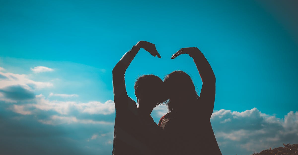 découvrez les secrets d'une relation épanouissante : conseils, astuces et réflexions pour renforcer les liens affectifs et maintenir la complicité au sein de votre couple.