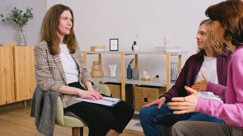 Comment la psychologie sociale étudie-t-elle les interactions humaines ?