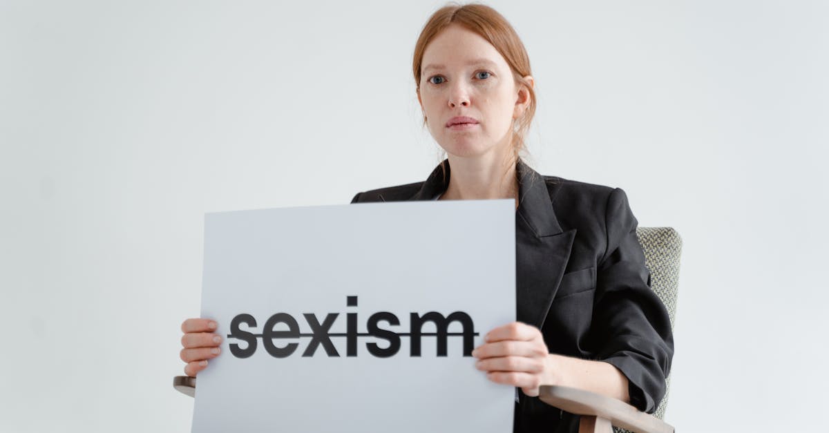 découvrez comment les stéréotypes influencent nos perceptions et comportements au quotidien. explorez leurs origines, leurs impacts sur la société et les moyens de les déconstruire pour promouvoir une vision plus inclusive et ouverte.