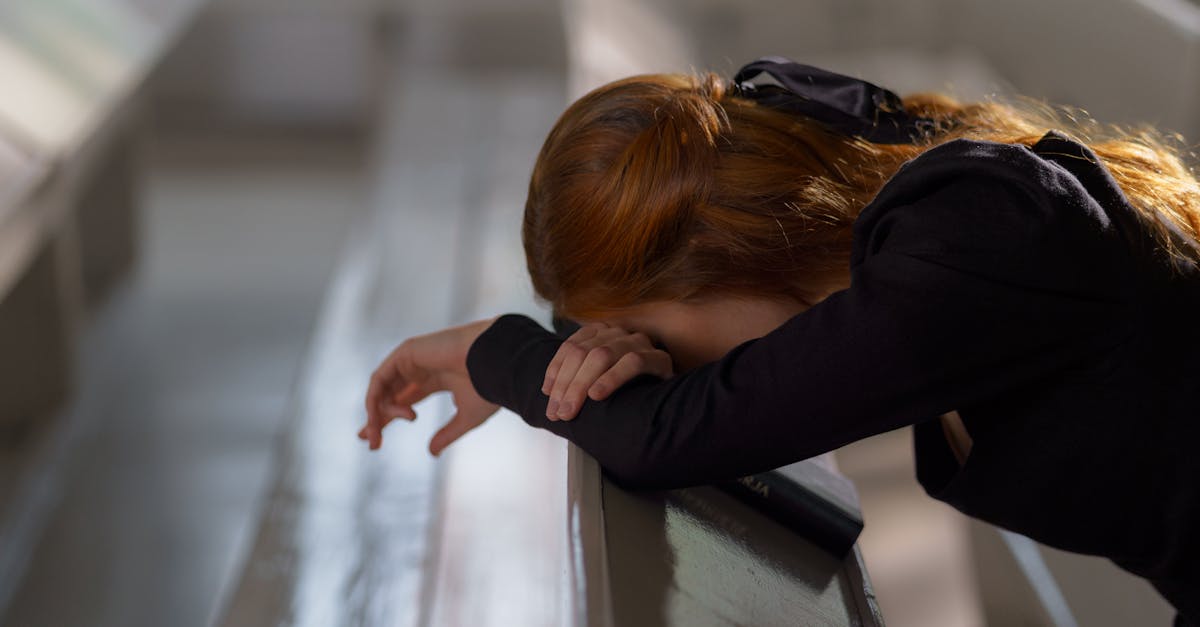 découvrez les différentes raisons et significations derrière le fait de pleurer, ainsi que les effets des larmes sur le bien-être émotionnel et la santé mentale.