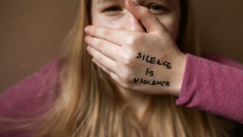 découvrez 11 traits révélateurs du comportement passif-agressif
