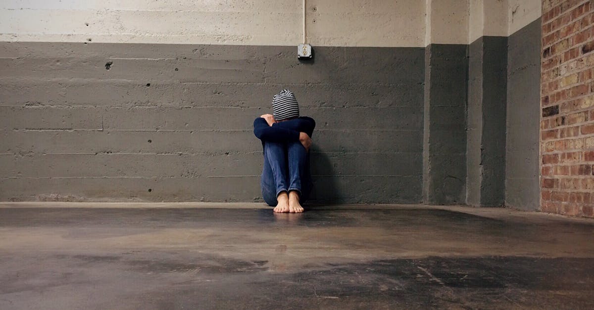 découvrez les différentes facettes de la tristesse, ses causes, ses symptômes et des conseils pour mieux comprendre et surmonter ce sentiment difficile.