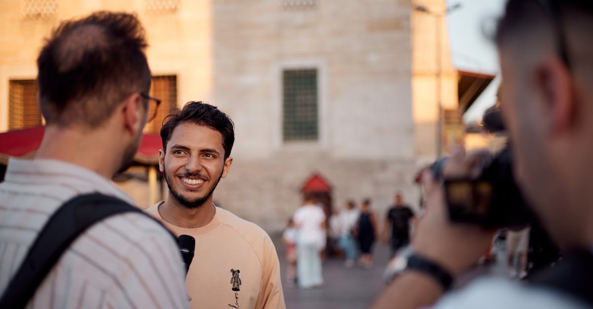 découvrez ce qu'est la smiling depression, un trouble où une personne cache sa détresse derrière un sourire. symptômes, causes et conseils pour reconnaître et aider ceux qui en souffrent.