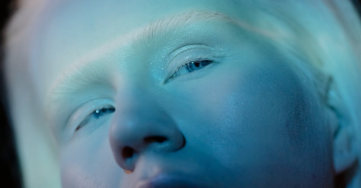 découvrez la synesthésie, ce phénomène neurologique fascinant où les sens se mélangent, permettant à certaines personnes de voir des sons, de goûter des couleurs ou d'associer des lettres à des sensations. explorez ses manifestations, ses impacts sur la créativité et son étude scientifique.