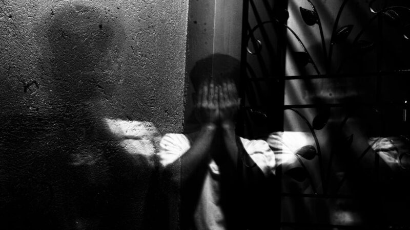 les origines psychologiques du mal de dos : découvrez six causes insoupçonnées