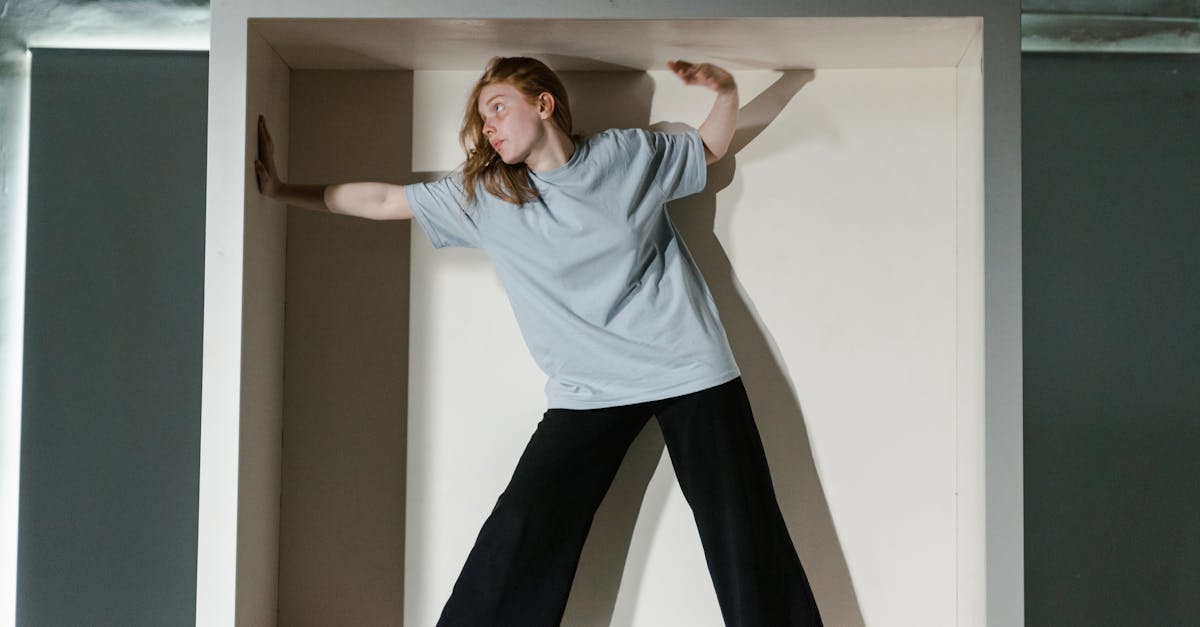 découvrez la notion de projections psychologiques : comprenez comment nos propres pensées et sentiments influencent la perception des autres et nos relations. explications, exemples et conseils pour mieux gérer ce mécanisme inconscient.