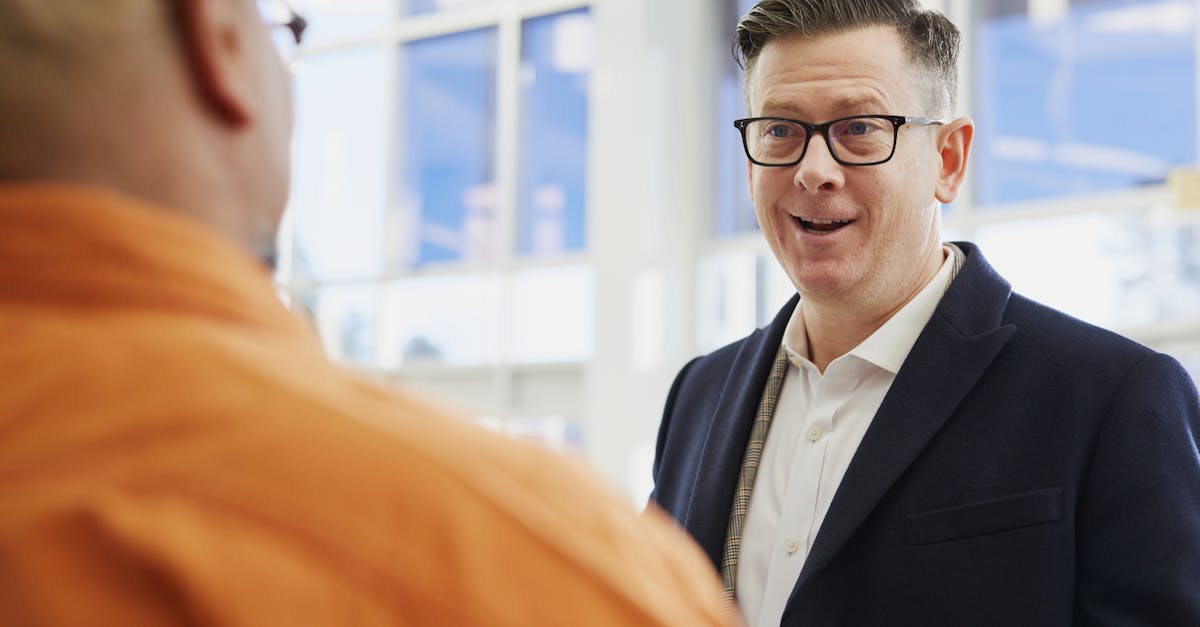 découvrez les différentes façons de communiquer à l'oral, les compétences nécessaires pour mieux parler en public et l'importance des échanges verbaux au quotidien.