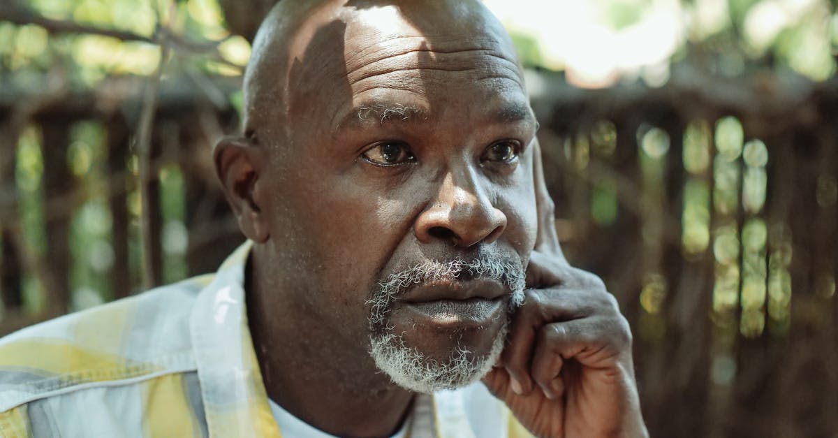 découvrez ce qu'est le twin loss syndrome, ses causes, ses symptômes émotionnels et physiques, ainsi que les conseils pour surmonter le deuil lié à la perte d’un jumeau à tout âge.