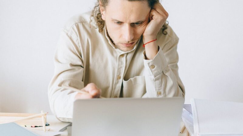 Comprendre le syndrome anxio-dépressif : 10 signes révélateurs d’anxiété et de dépression