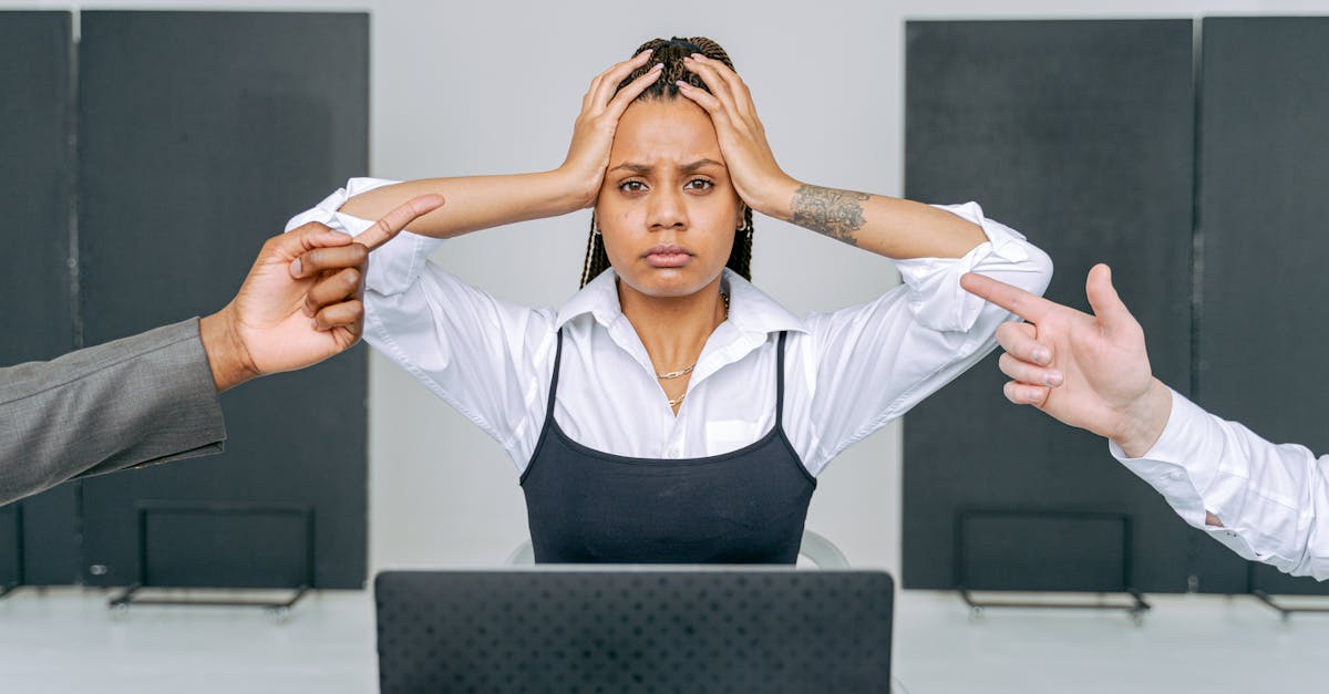 découvrez la signification, l'importance et les différentes formes de la critique. apprenez comment la critique constructive peut améliorer la réflexion, l'art et le développement personnel.