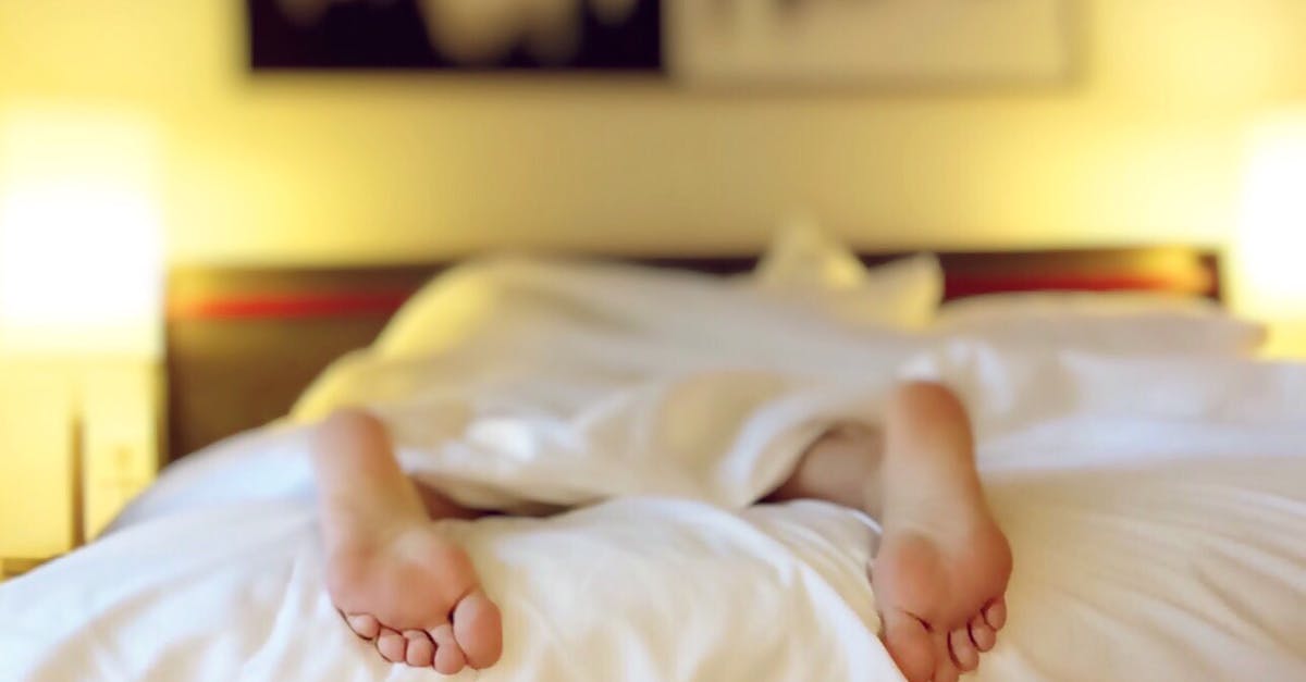 découvrez les bienfaits de dormir nu : amélioration du sommeil, bien-être du corps et astuces pour profiter pleinement d'une nuit réparatrice sans vêtements.