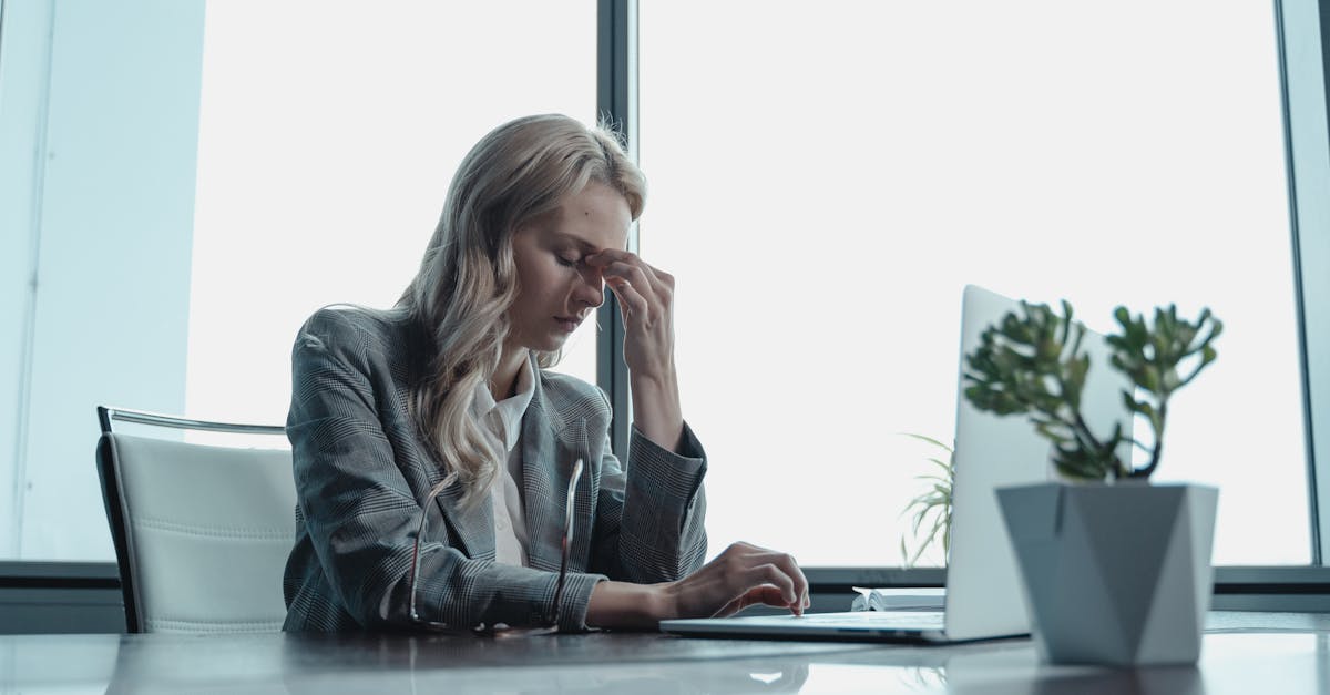 découvrez les causes, symptômes et traitements des céphalées de tension, le type de maux de tête le plus fréquent. conseils pour soulager la douleur et améliorer votre qualité de vie.