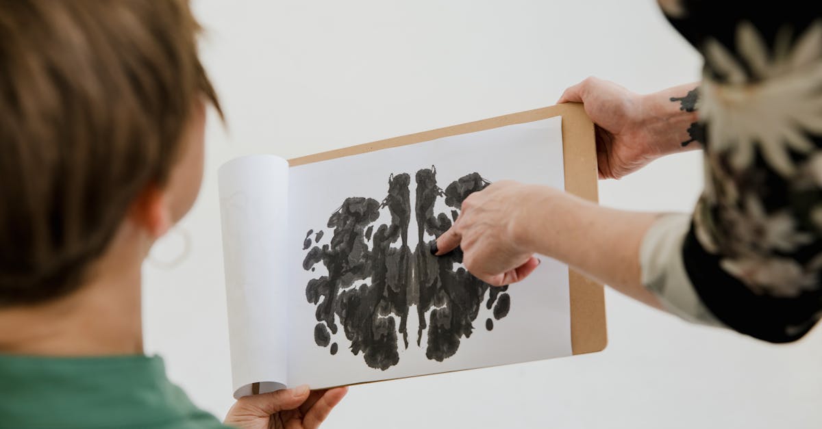 découvrez les principes et applications de la psychologie clinique, une discipline dédiée à l'étude et au traitement des troubles mentaux et émotionnels.