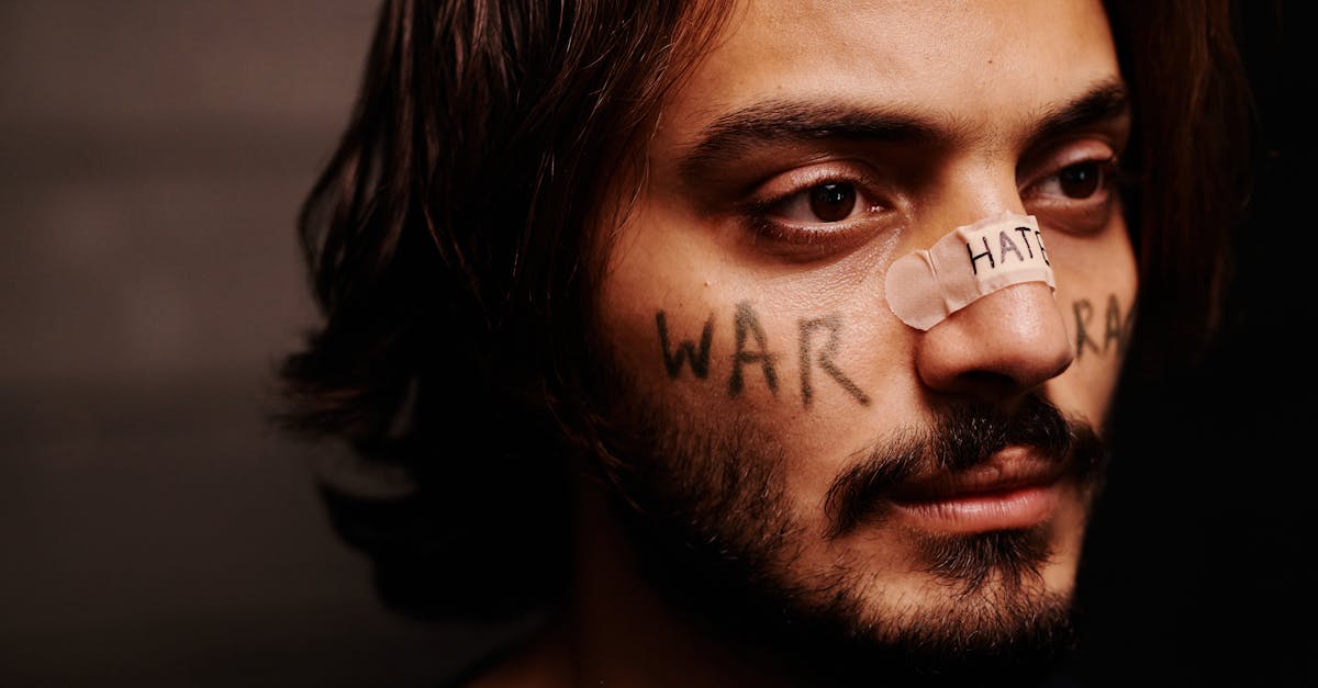 Explorer les racines de la haine