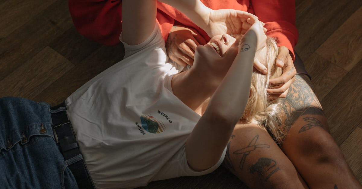 découvrez le concept de l'amitié romantique : une relation profonde, pleine de tendresse et de complicité entre deux personnes, mêlant affection intense et intimité hors des conventions amoureuses traditionnelles.