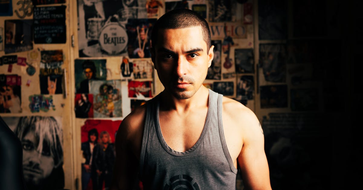 découvrez ce qu'est l'auto-victimisation, ses causes, ses effets sur la psychologie et comment la surmonter pour reprendre le contrôle de sa vie.