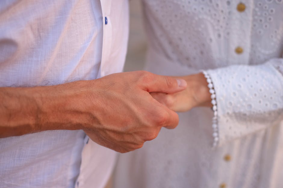 Couple se tenant la main lors d'une promenade