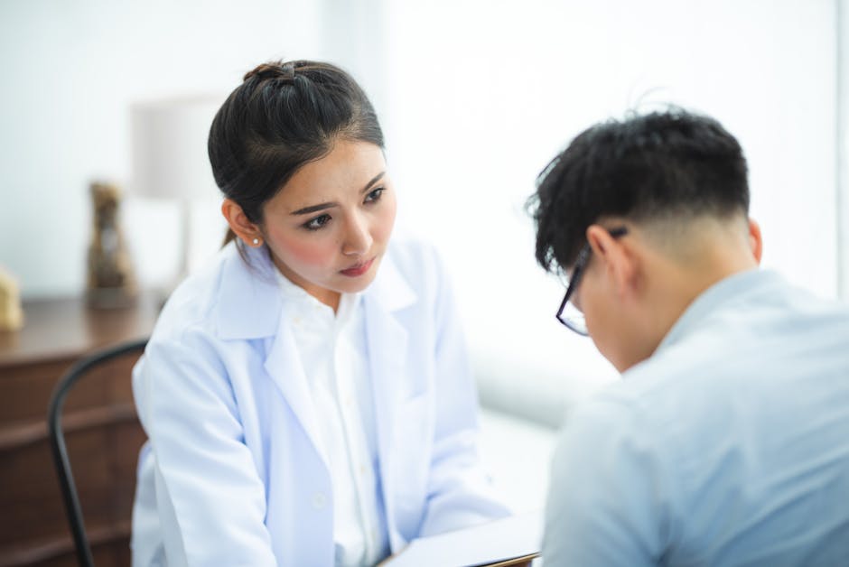 Professionnel de santé en consultation avec un patient, illustrant l’évaluation clinique du neurodéveloppement