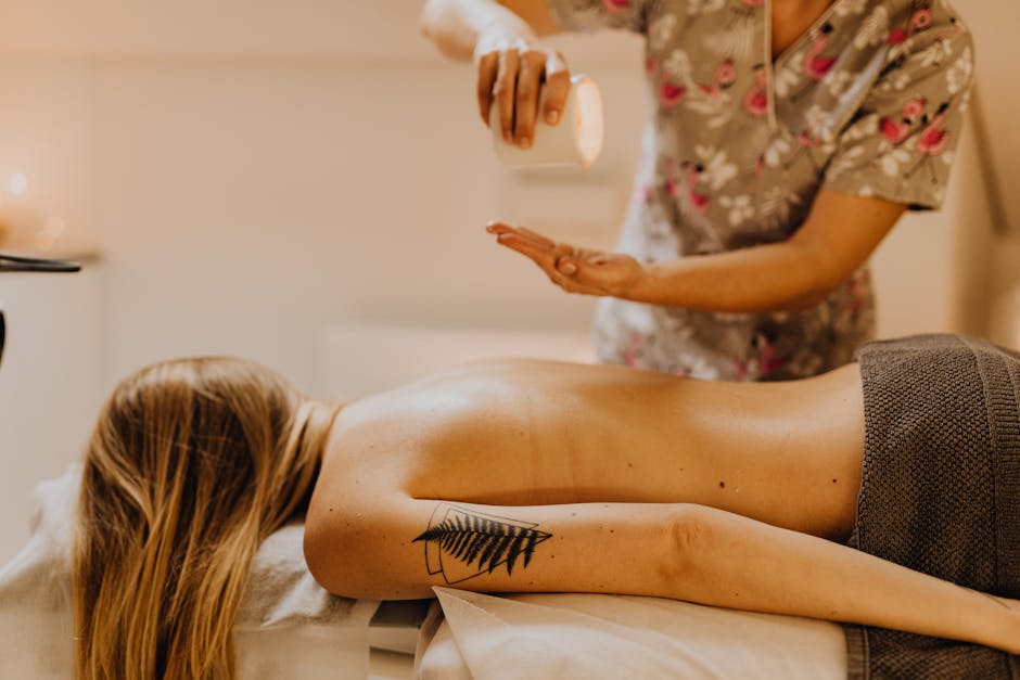 Ambiance zen avec huile de massage, serviettes et lumière douce pour un rituel de bien-être