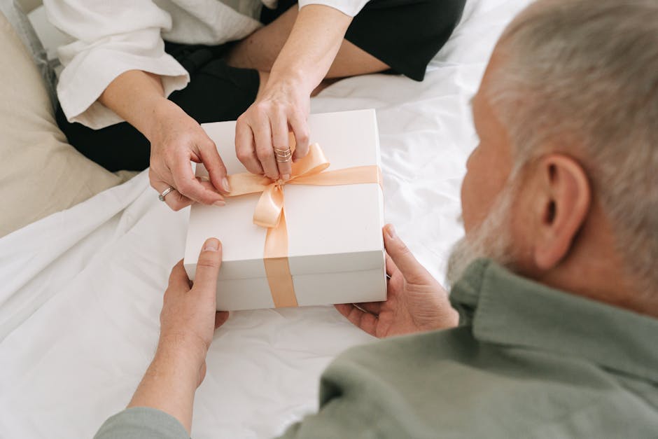 Main tendant un petit cadeau symbolique à un partenaire