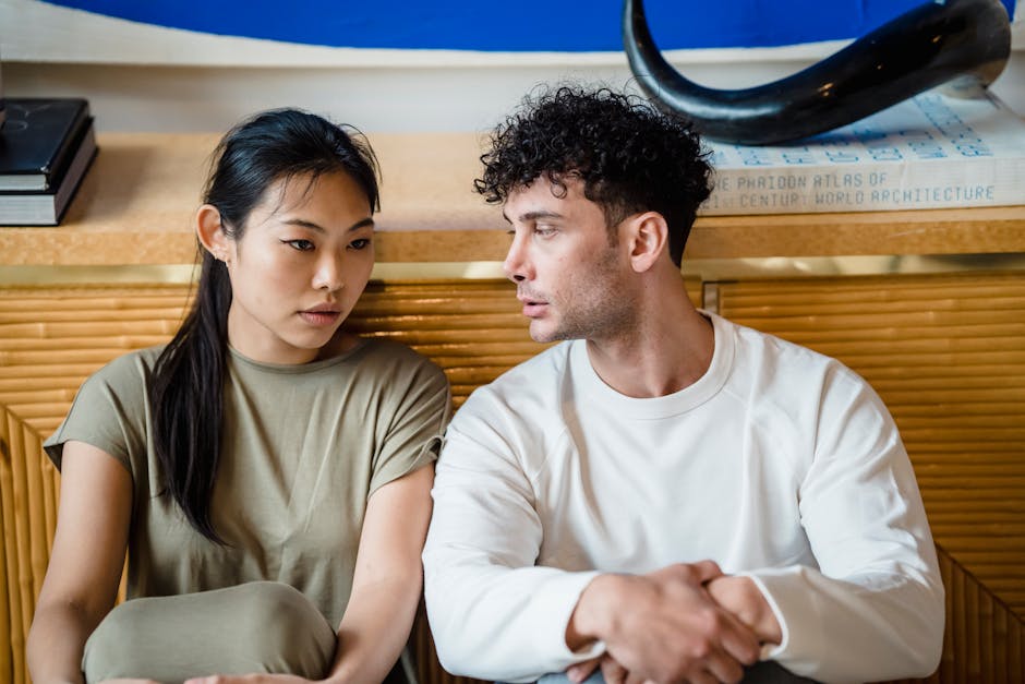 Couple mirroring each other's posture during conversation