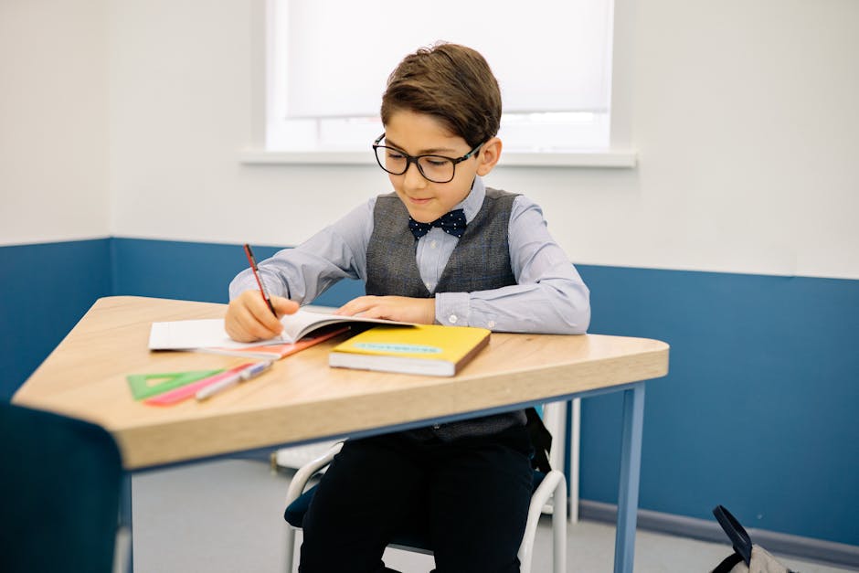 Enfant concentré avec cahiers et matériel scolaire, illustrant les troubles des apprentissages et le repérage à l’école