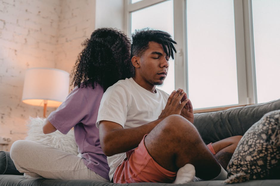 Couple pratiquant une méditation en silence, dos à dos dans un espace paisible