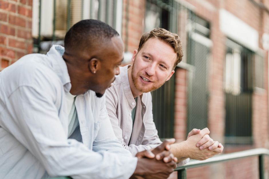 Groupe de personnes en conversation chaleureuse, symbolisant les liens sociaux et le soutien relationnel