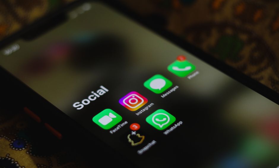 Social comparison on smartphone with curated social media feed