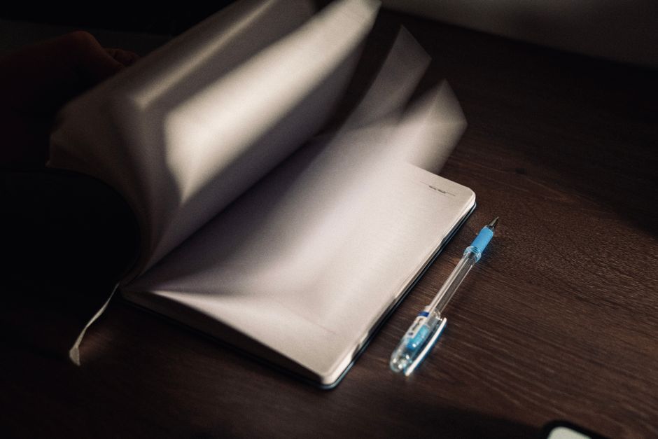 Carnet ouvert avec stylo et notes sur les valeurs personnelles