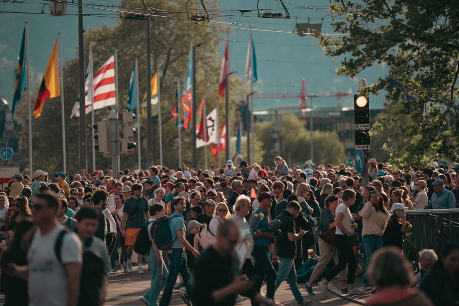 Groupe divers de personnes marchant ensemble dans un cadre urbain