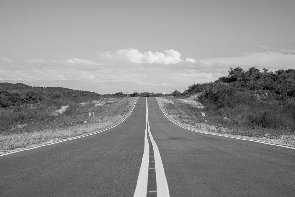Split road symbolizing black and white thinking