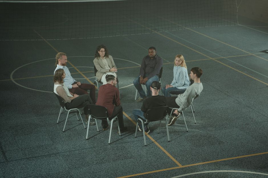 Schéma ou illustration de groupe de personnes avec différentes personnalités et interactions