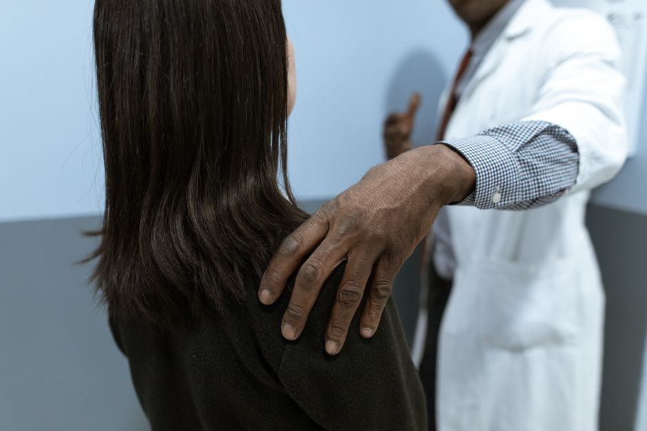 Consultation médicale bienveillante entre un professionnel de santé et une personne