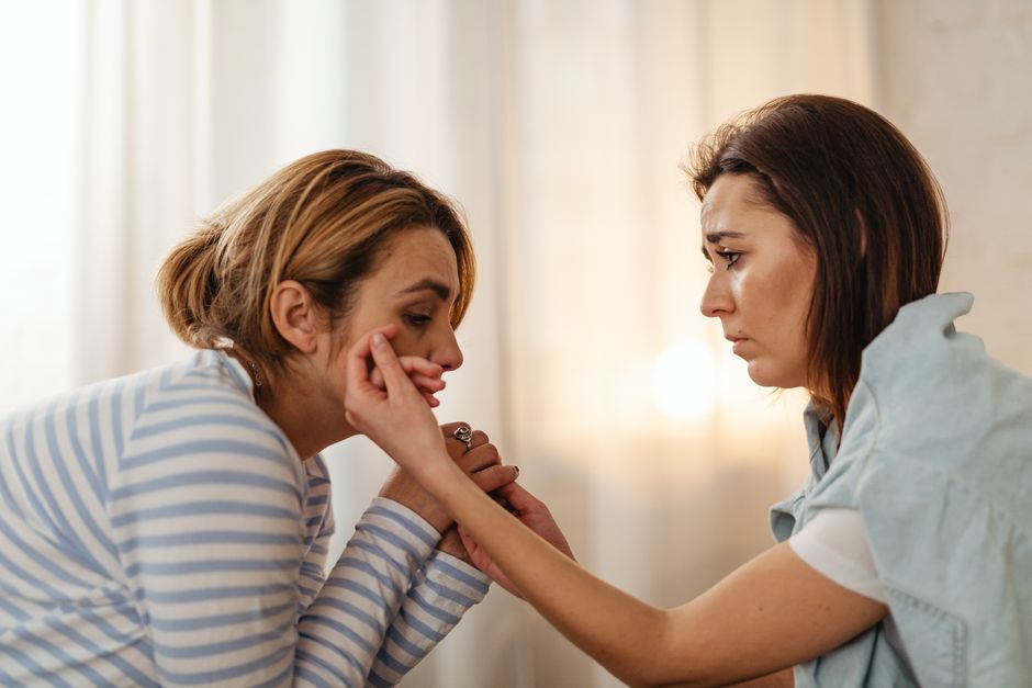 Personne réconfortée par un proche pendant un moment d’émotion