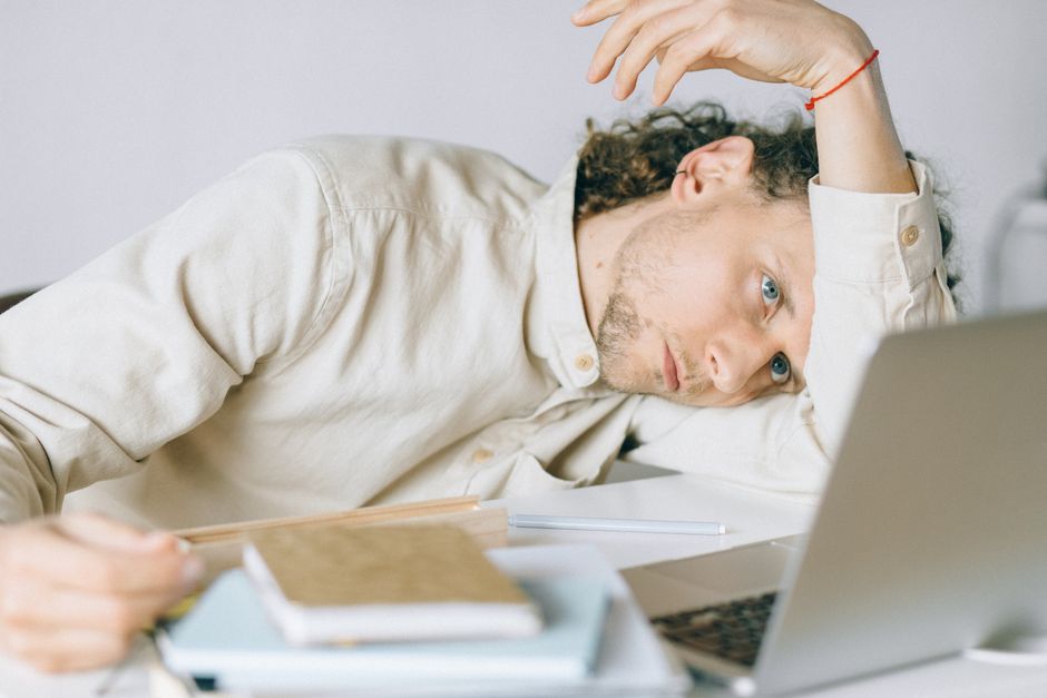 Personne en posture fatiguée devant un ordinateur, illustrant le burn-out et l'épuisement émotionnel