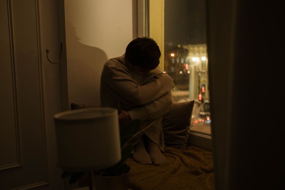 Personne assise seule dans un moment de tristesse ou de deuil