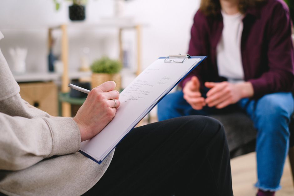 Two people discussing therapy goals in a structured meeting
