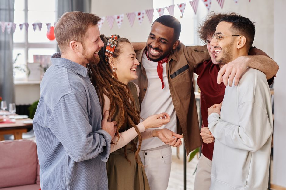 Groupe de personnes en discussion chaleureuse, illustrant les liens sociaux et l’altruisme