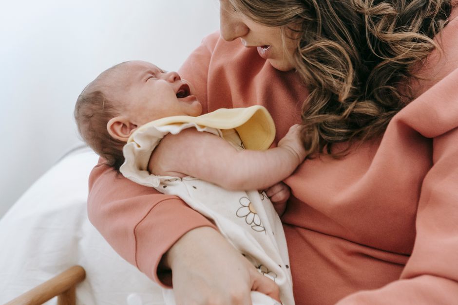 Personne retrouvant son calme après avoir pleuré, en posture de respiration apaisée