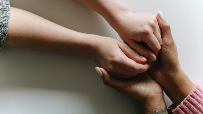 Le syndrome du sauveur, qui n’est pas un diagnostic officiel du DSM, décrit un schéma où l’aide aux autres prend le dessus sur ses propres besoins, parfois jusqu’à l’épuisement psychique et relationnel.[2][4] Ce mécanisme s’inscrit souvent dans des histoires d’attachement, de parentification ou de manque de reconnaissance, et il revient fréquemment dans les travaux cliniques sur la dépendance affective et le triangle de Karpman.[2][3][4]