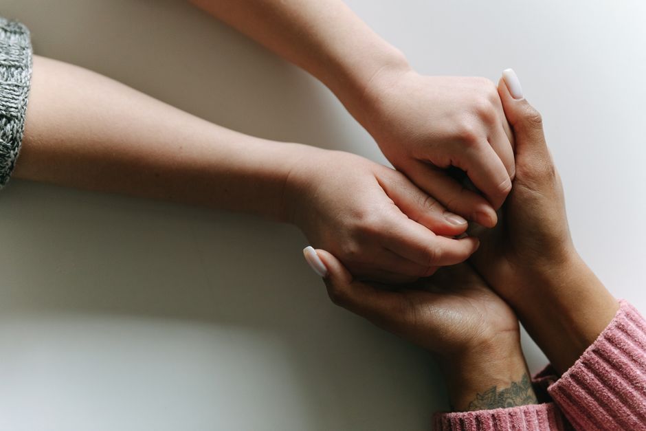Le syndrome du sauveur, qui n’est pas un diagnostic officiel du DSM, décrit un schéma où l’aide aux autres prend le dessus sur ses propres besoins, parfois jusqu’à l’épuisement psychique et relationnel.[2][4] Ce mécanisme s’inscrit souvent dans des histoires d’attachement, de parentification ou de manque de reconnaissance, et il revient fréquemment dans les travaux cliniques sur la dépendance affective et le triangle de Karpman.[2][3][4]